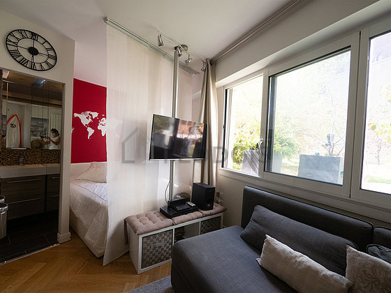 Salon avec du parquet au sol