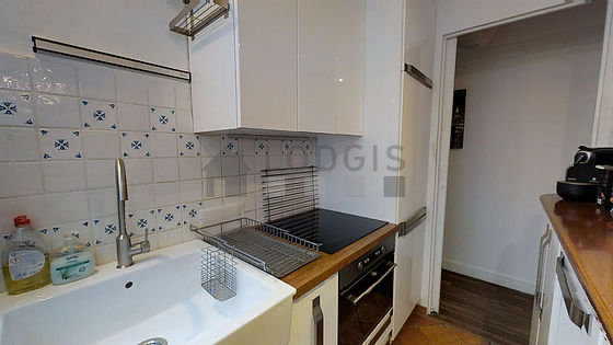 Cusine lumineuse avec fenêtres double vitrage donnant sur cour