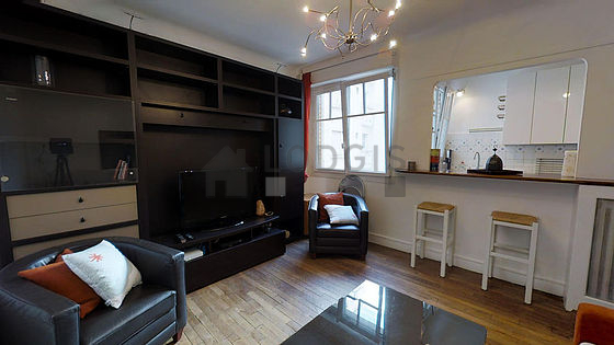 Séjour très calme équipé de 1 canapé(s) lit(s) de 140cm, télé, 2 fauteuil(s), 2 chaise(s)