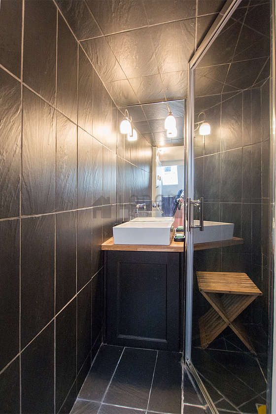 Belle salle de bain avec du carrelage au sol