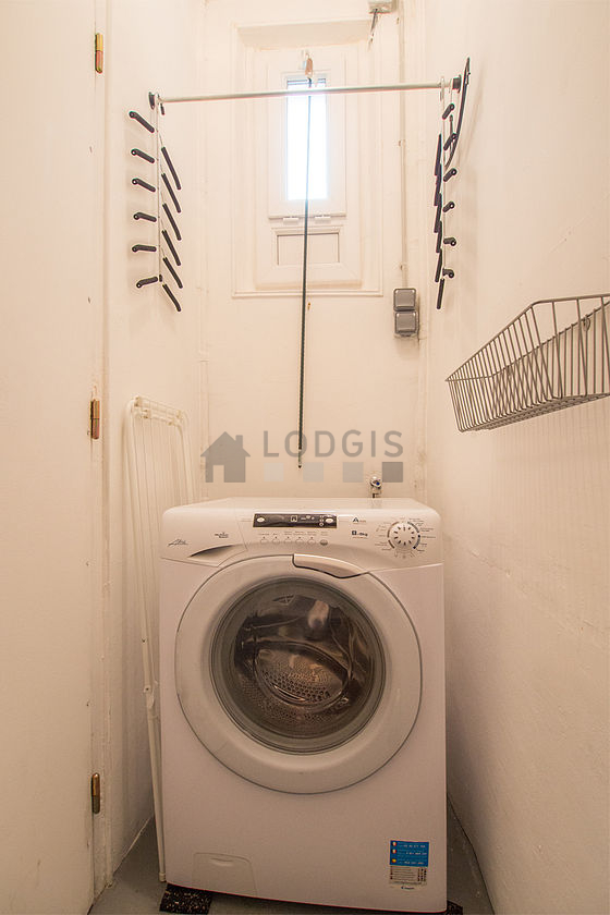 Buanderie équipée de lave linge