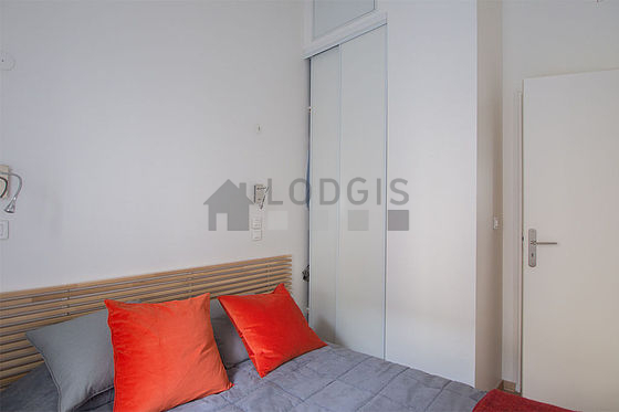 Bedroom of 6m² with wooden floor