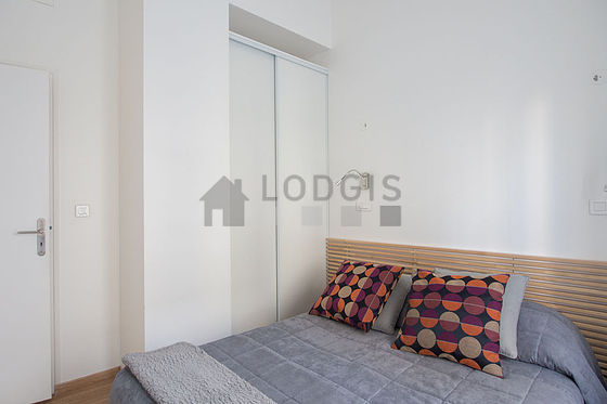 Bedroom of 7m² with wooden floor