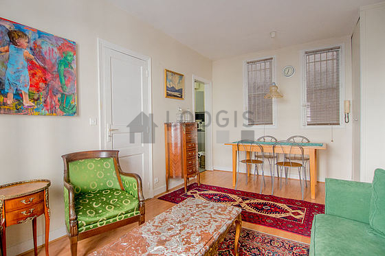Living room of 14m² with wooden floor