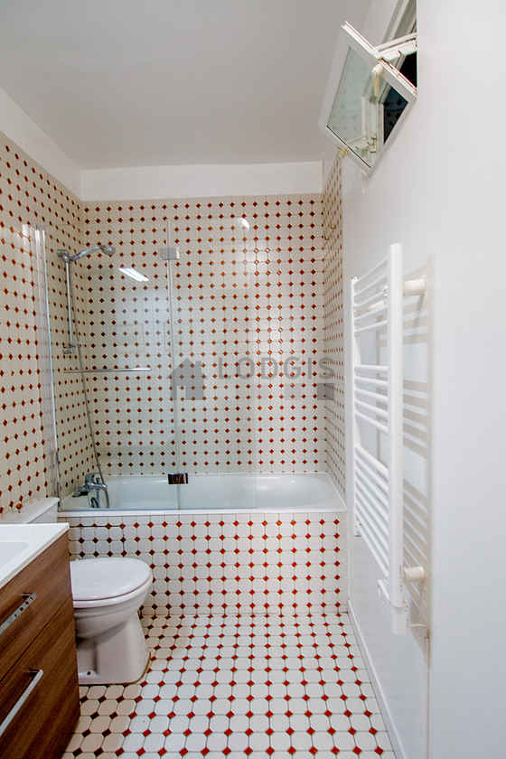 Agréable salle de bain très claire avec du carrelage au sol