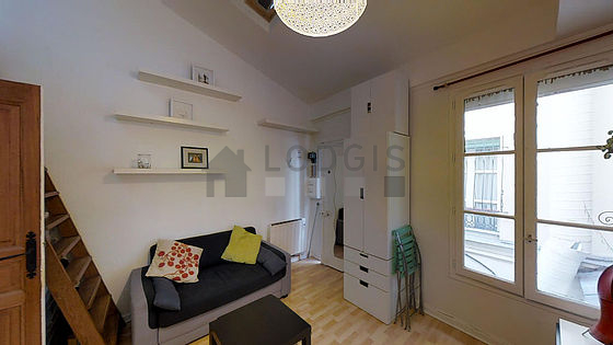 Séjour calme équipé de 1 canapé(s) lit(s) de 140cm, télé, penderie, placard