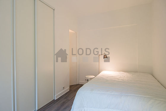 Chambre avec du parquet au sol