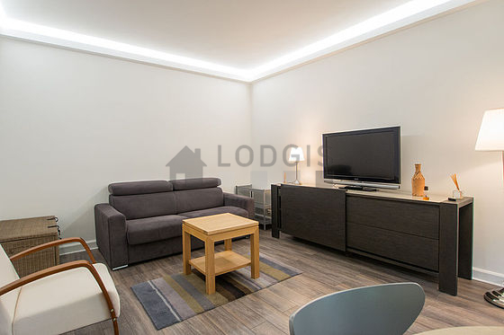 Séjour très calme équipé de 1 canapé(s) lit(s) de 140cm, télé, 1 fauteuil(s), 4 chaise(s)