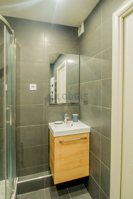 Agréable salle de bain très claire avec du carrelage au sol