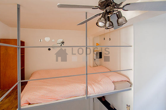 Mezzanine de 8m² sous belle hauteur de plafond avec du parquet au sol