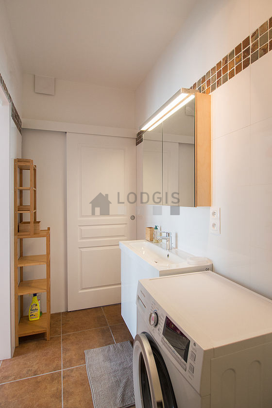 Agréable salle de bain claire avec du carrelage au sol