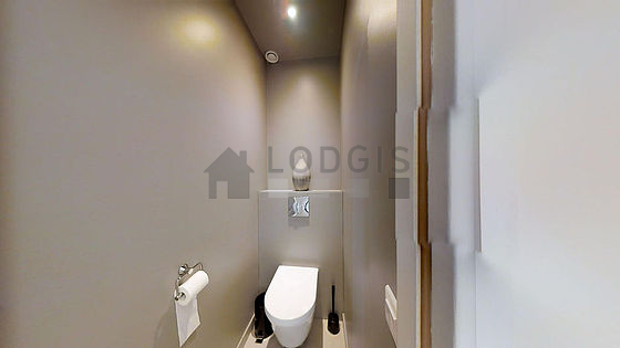 Toilettes indépendantes de la salle d'eau