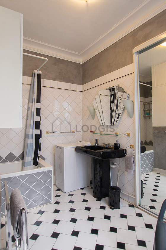 Belle salle de bain très claire avec du carrelage au sol