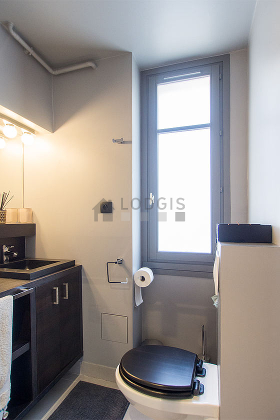 Agréable salle de bain très claire avec du carrelage au sol