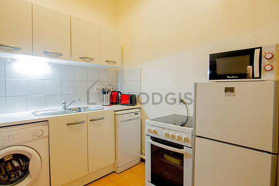 Cuisine dînatoire pour 2 personne(s) équipée de lave linge, réfrigerateur, vaisselle, tabouret