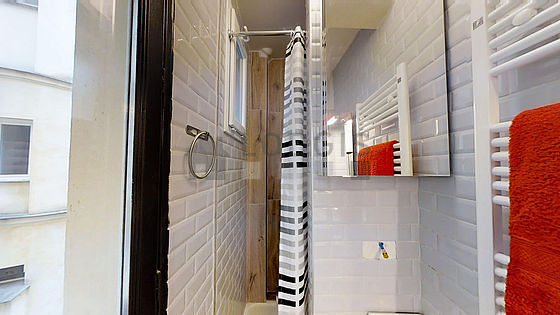 Salle de bain équipée de serviettes de bain