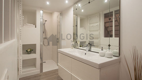 Belle salle de bain avec du parquet au sol