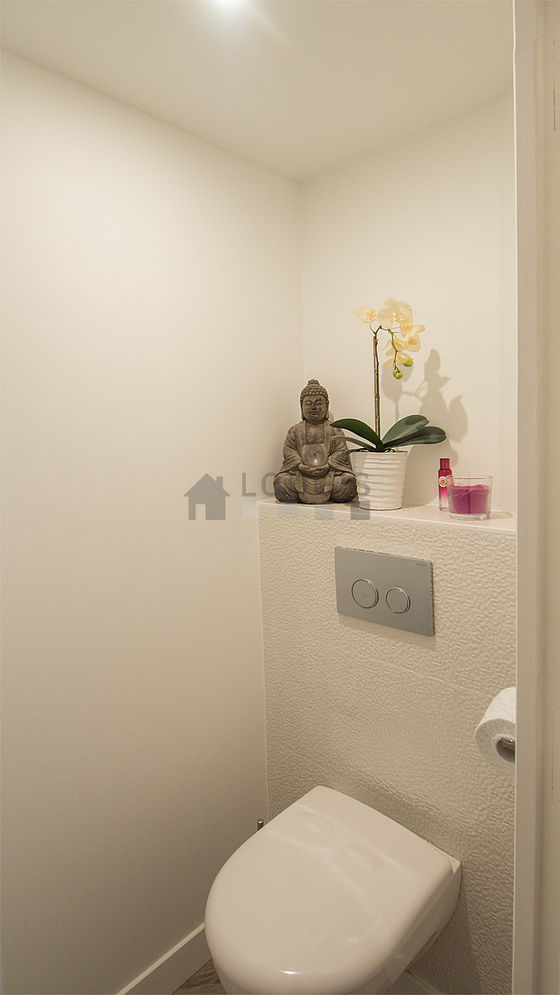 Toilettes indépendantes de la salle d'eau