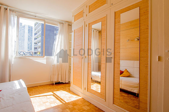 Chambre de 12m² avec du parquet au sol