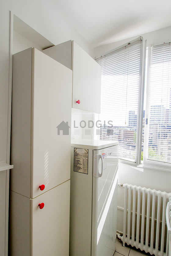Cuisine équipée de lave linge, réfrigerateur, vaisselle