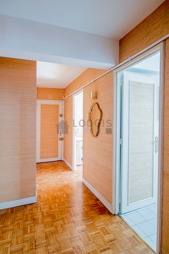 Entrée avec du parquet au sol