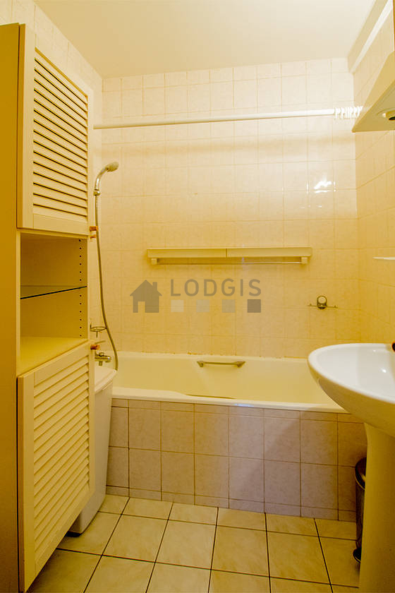 Agréable salle de bain claire avec du carrelage au sol