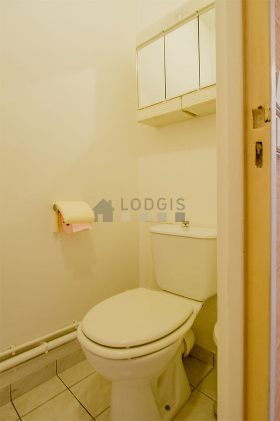 Toilettes indépendantes de la salle d'eau
