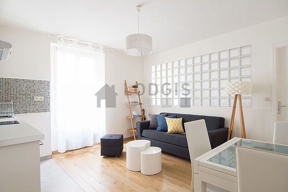 Living room of 15m² with wooden floor