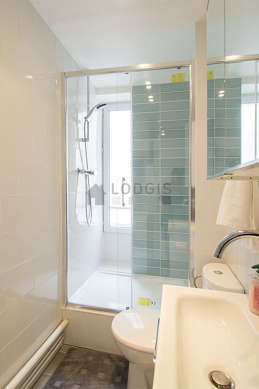 Agréable salle de bain claire avec du carrelageau sol