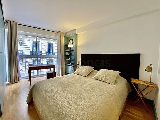 Chambre avec fenêtres donnant sur rue