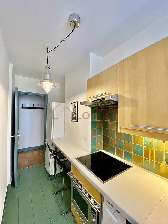 Belle cuisine de 6m² avec du carrelage au sol