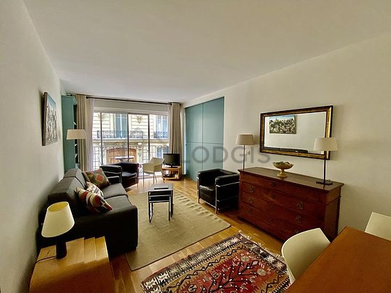 Séjour avec fenêtres et balcon donnant sur rue
