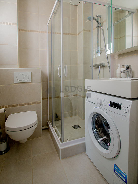 Agréable salle de bain très claire avec du carrelage au sol