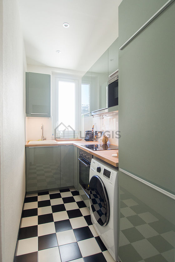 Cuisine équipée de lave linge, sèche linge, réfrigerateur, hotte