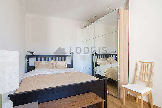 Bedroom of 10m² with woodenfloor