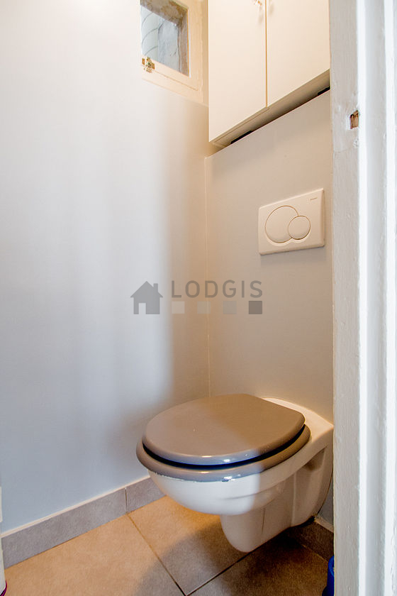 Toilettes indépendantes de la salle d'eau