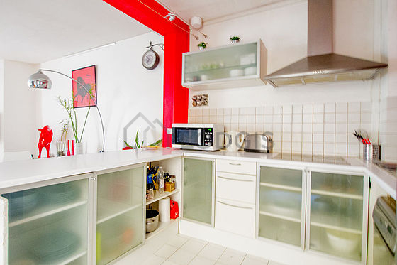 Cuisine équipée de lave vaisselle, plaques de cuisson, réfrigerateur, hotte