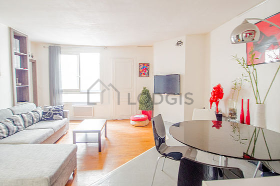 Grand salon de 33m² avec du parquet au sol