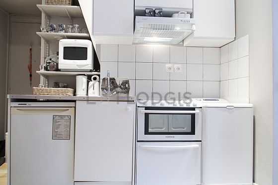 Magnifique cuisine avec du carrelage au sol