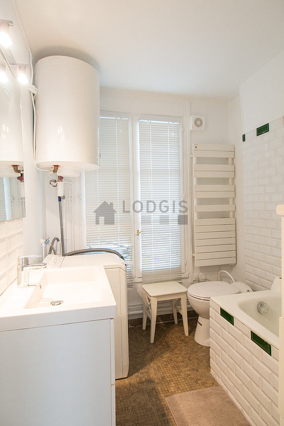 Bathroom equipped with bath towels