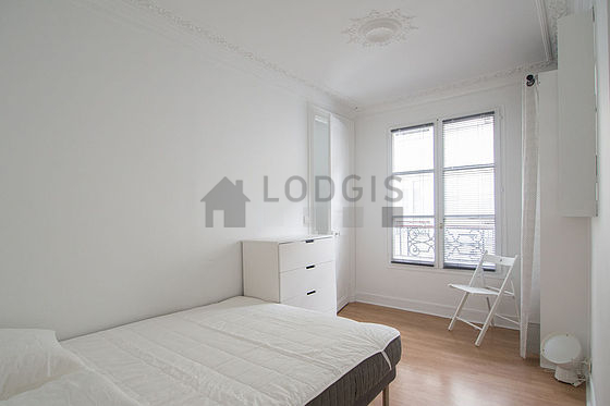 Bedroom of 9m² with wooden floor