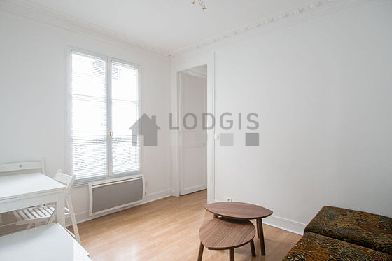 Living room of 8m² with wooden floor