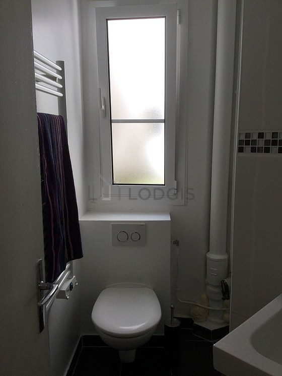 Belle salle de bain claire avec fenêtres double vitrage et du carrelage au sol