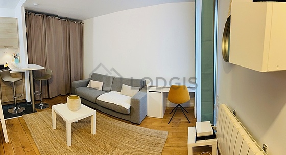 Séjour calme équipé de 1 canapé(s) lit(s) de 140cm, télé, penderie, placard