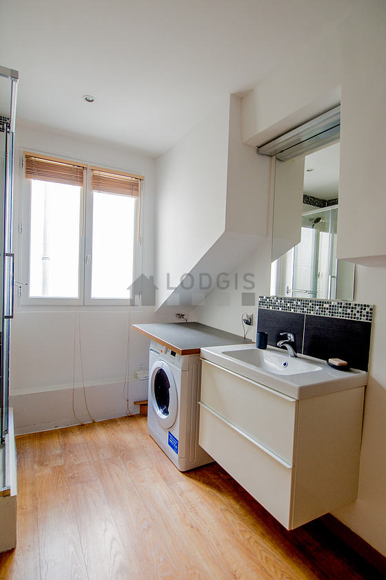 Agréable salle de bain très claire avec du parquet au sol