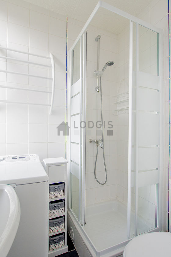 Agréable salle de bain très claire avec du carrelage au sol