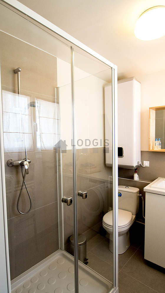 Salle de bain équipée de lave linge, serviettes de bain