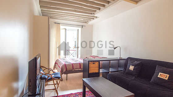 Grand salon de 23m² avec du parquet au sol