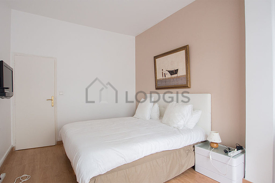 Chambre avec du parquet au sol