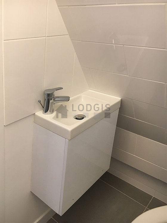 Agréable salle de bain avec du carrelage au sol